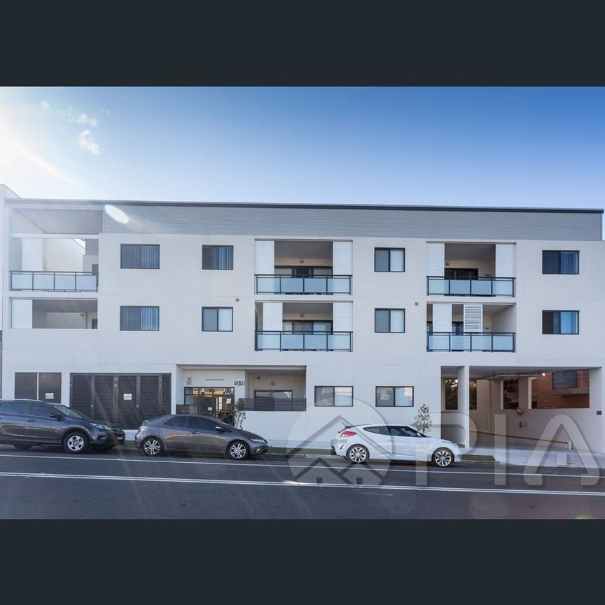 Spacious Two Bedroom Apartment For Lease ! - Photo 1