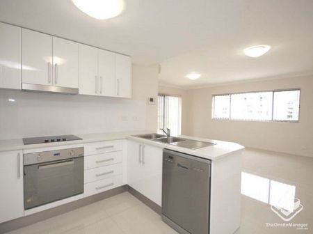 Modern & Spacious Two-Bedroom Apartment in Mount Gravatt East - Photo 5