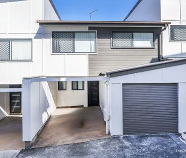 CONVENIENT SPACIOUS 3+1 BEDROOM TOWNHOUSE CLOSE TO PUBLIC TRANSPORT - Photo 1