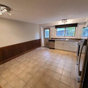 3 Bedrooms Semi-Detached House in South Burlington - Photo 1