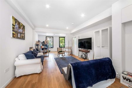 Spacious five-bedroom mews house with terrace in the heart of Kensington - Photo 4