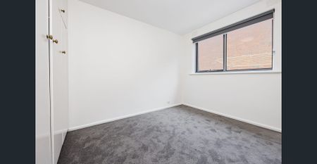 Presentable Apartment in the heart of Richmond! - Photo 2