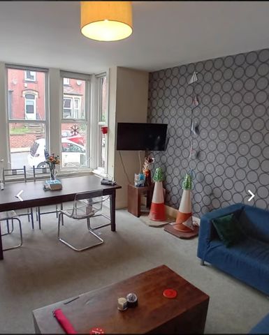 8 Bed - 24 Manor Terrace, Headingley, Leeds - LS6 1BU - Student - Photo 3