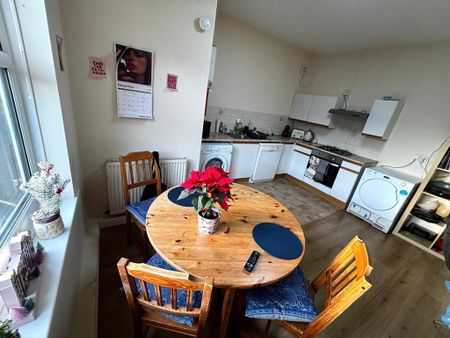 3 bedroom flat to rent - Photo 3