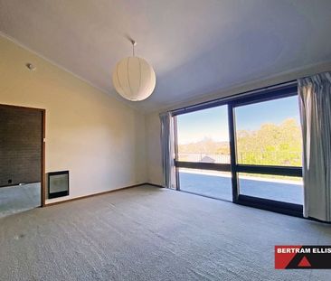 Tri level townhouse close to Canberra Hospital with vintage character - Photo 4