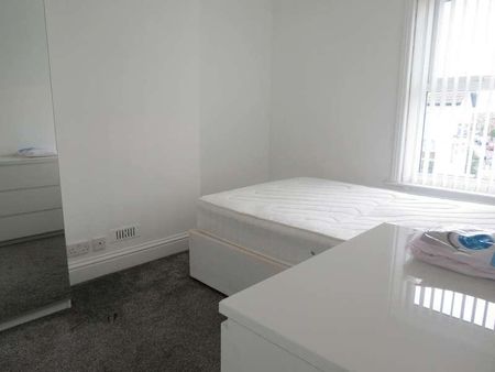 Bedroom Detached House In Winton, BH9 - Photo 5