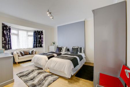 4 bedroom semi-detached house to rent - Photo 3