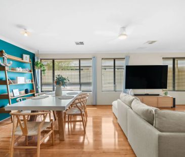 Modern family home with theatre room and workshop. - Photo 2