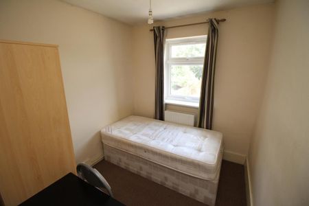4 bedroom semi-detached house to rent - Photo 4