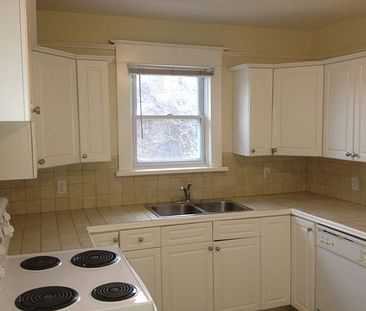 Bright and sunny 3 bedroom character suite one block from 13 ave strip - Photo 6