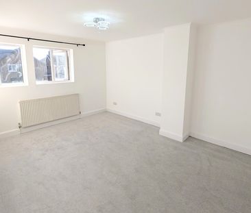 71 Queen Elizabeth Way, Old Woking - 3 bedrooms Property for lettin... - Photo 3