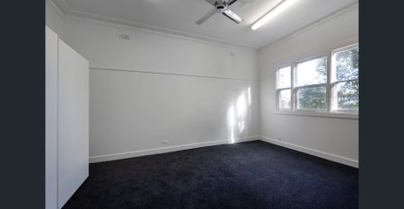 Recently updates & perfectly located in a quiet central street. - Photo 2