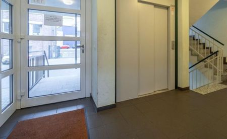 Moderne 3-Zimmer-Dachgeschosswohnung mit Balkon & Aufzug – Erstbe - Photo 2