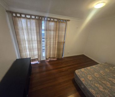 Great House, Great Location! EASY WALK TO UNI AND ST LUCIA VILLAGE - Photo 5