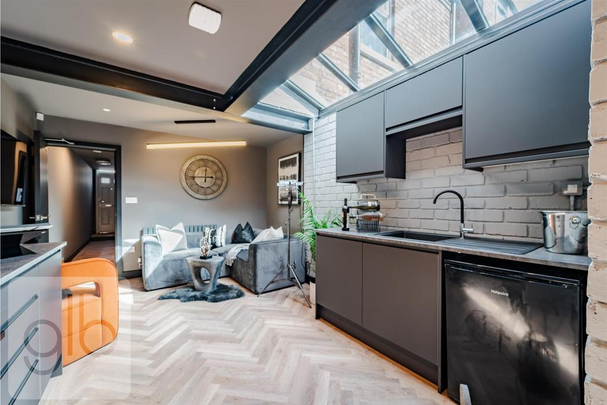 1 bedroom in a house share to rent - Photo 1