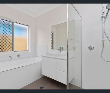 4 BEDROOM HOME WITH OPEN PLAN KITCHEN LIVING THAT OPENS OUT ONTO AN... - Photo 1