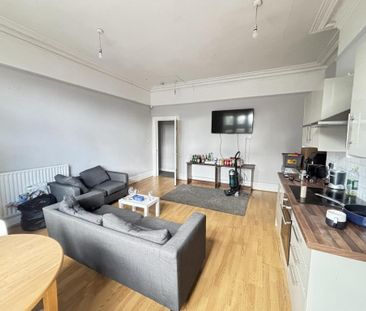 4 bedroom flat to rent - Photo 1
