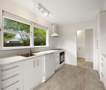 Step into this freshly renovated 3-bedroom, 1-bathroom home on Cros... - Photo 4