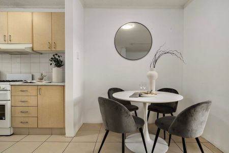 Beautifully Updated Apartment in a Quiet Boutique Block - Photo 2