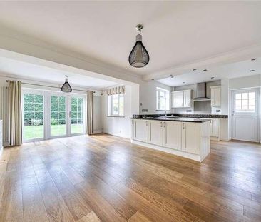 Hollies Avenue, West Byfleet, Surrey, KT14 - Photo 3