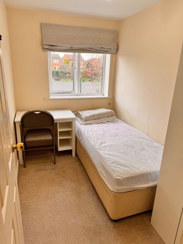 3 Bed Semi-Detached House, Frank Birchill Close, M40 - Photo 3