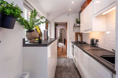 Beautiful Victorian terrace in a sought-after cul-de-sac - Photo 3