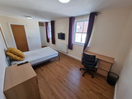 4 Bed Student Accommodation - Photo 3