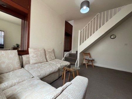 4 bedroom semi-detached house to rent - Photo 3