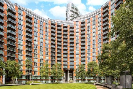 A river facing two bedroom apartment offering spacious living. This is an ideal opportunity to create a contemporary apartment in an excellent position. - Photo 2