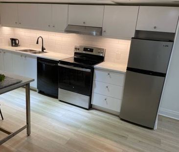 Beautiful fully renovated 2 bedroom + den - Photo 1