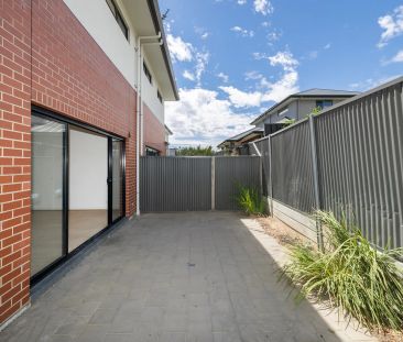 Contemporary Designer Living in Prime Magill Location - Photo 4