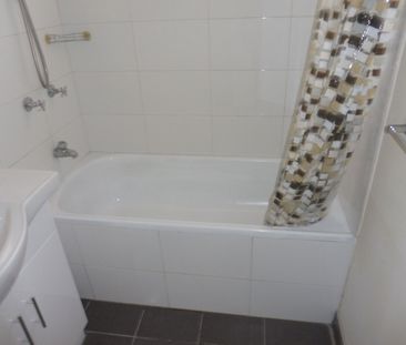 PERFECTLY POSITIONED AND GENEROUSLY SIZED 3 BEDROOM APARTMENT - Photo 6