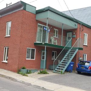 Beau grand 3 1/2, libre, semi-meublé, dans un duplex, centre-ville - Photo 2
