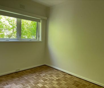Cosy One-Bedroom in leafy in North Melbourne - Photo 2
