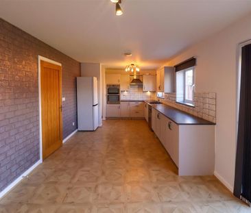 4 bedroom detached house to rent - Photo 4