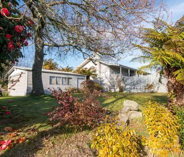 Family home and double garage - Photo 5