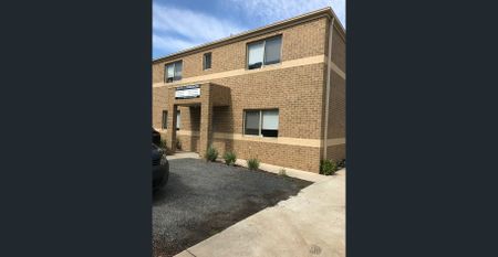 STUDIO APARTMENT WITH PRIVATE BATHROOM AND KITCHEN - fully furnished and all bills included. - Photo 3