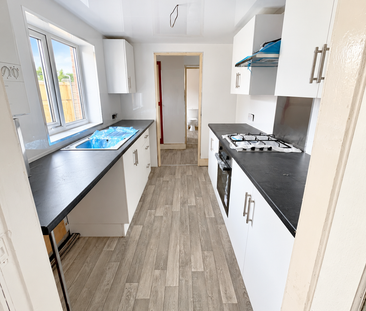 4 bedroom end of terrace house to rent - Photo 6