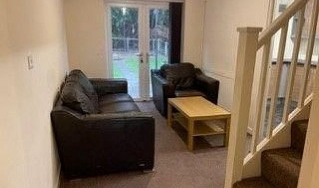 Amazing Four Bedroom House with Private Garden - Photo 1