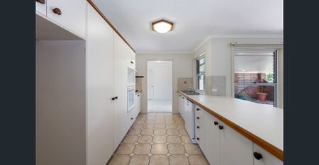 A charming low-set brick home - Photo 2