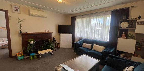 Spacious Three Bedroom Property in New Lynn - Photo 2