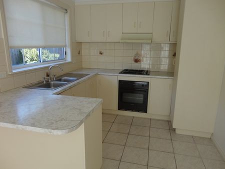 Ideally situated 3 bedroom Townhouse! Walk to Pascoe Vale Railway Station - Photo 4