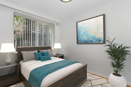 Modern Ground Floor Apartment – Walk to EVERYTHING - Photo 2