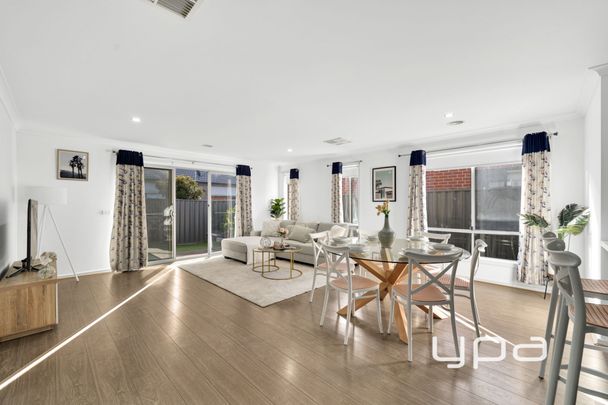 SPACIOUS FAMILY HOME IN A CONVENIENT LOCATION! - Photo 1