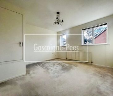 The Orchard, Lightwater, Surrey, GU18 - Photo 2