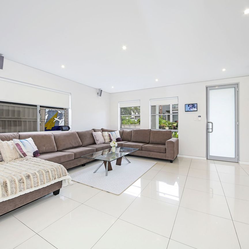 Spacious Family Duplex - Photo 1