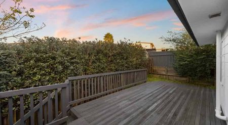 Sunny 3-Bedroom Home - Decks, Storage & Double Carport - Photo 4