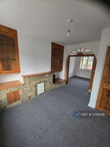 3 bedroom semi-detached house to rent - Photo 2