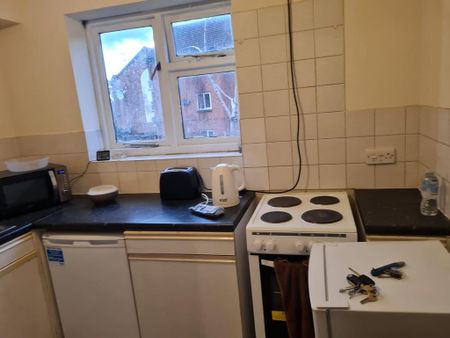 1 bedroom in a flat share to rent - Photo 3