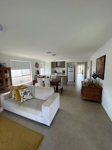 Modern 4 Bedroom Family Home - Photo 3